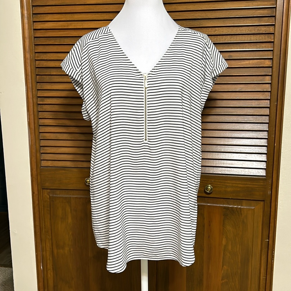 Express Black &White Stripe Pullover V-Neck w/Zipper Cuffed Cap Sleeve Size L
